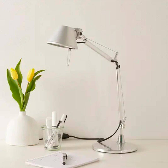 lampara-de-mesa-led-tolomeo-mini-gris-artemide.jpg