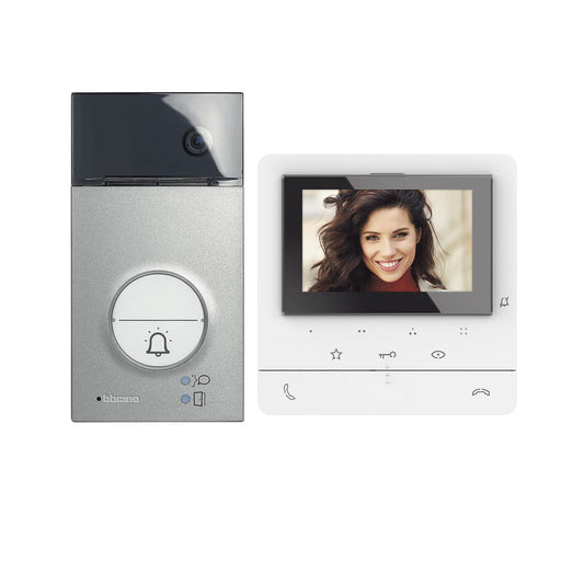 kit-videoportero-1-vivienda-2-hilos-con-placa-linea-3000-y-monitor-manos-libres-classe-100-avanzado-bticino-364612.jpg