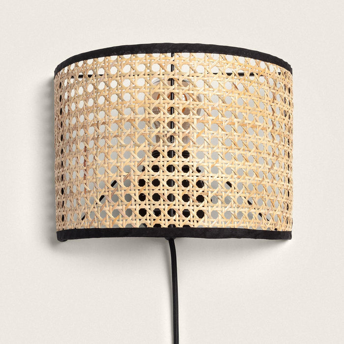 lampara-de-pared-metal-y-ratan-alofi.jpg